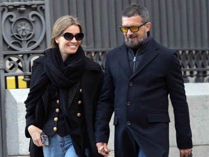 Antonio Banderas y Nicole Kimpel pasean por las calles de la capital, a 23 de abril de 2024, en Madrid (España)