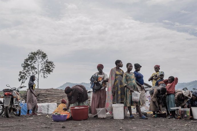 Archivo - GOMA (DR CONGO), Feb. 8, 2024  -- Displaced people line up to get water in a refugee camp on the outskirts of Goma, North Kivu province, Democratic Republic of the Congo, on Feb. 8, 2024. Escalating violence in eastern Democratic Republic of the