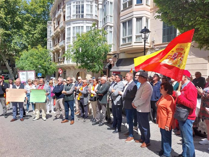 Más de un centenar de personas exigen en Palma la dimisión del presidente del Gobierno, Pedro Sánchez