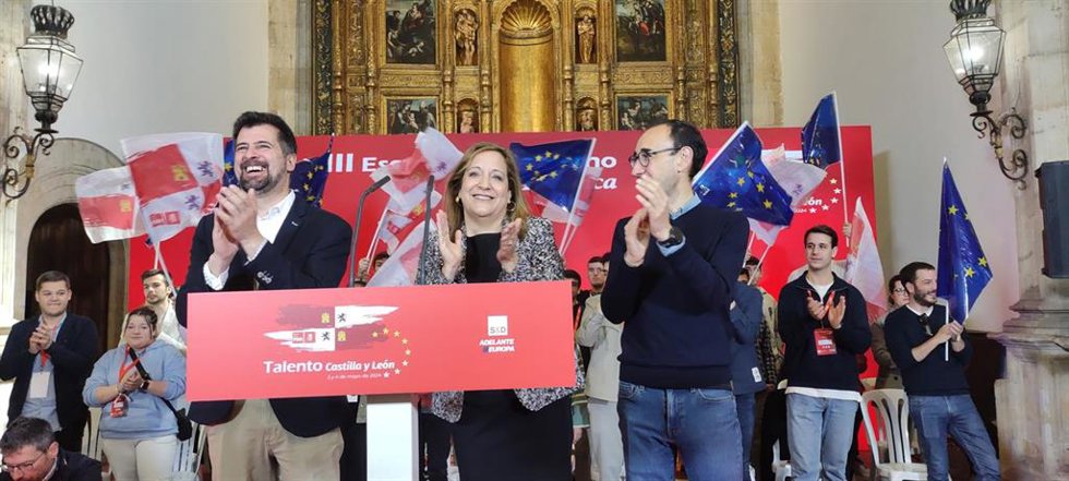 El secretario general del PSOECYL, Luis Tudanca, la eurodiputada Iratxe Garcia, y el secretario general del PSOE de Salamanca, David Serrada, en la Escuela de Gobierno del PSOE de CyL en Salamanca
