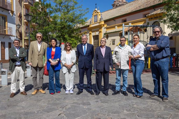 Acto en la calle San Juan de la Palma (Sevilla) con motivo de la celebración del 80 aniversario de la muerte Chaves Nogales.