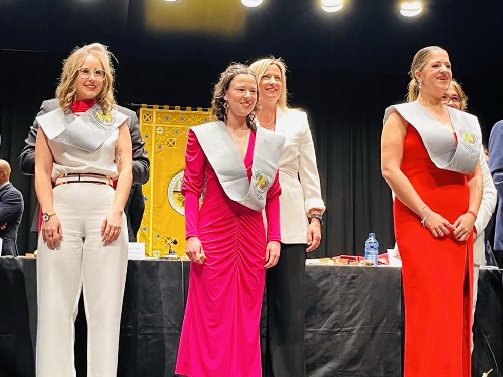 La presidenta de la Asamblea de Extremadura, Blanca Martín, asiste a la imposición de becas de la XII Promoción del Grado de Enfermería del Centro Universitario de Plasencia