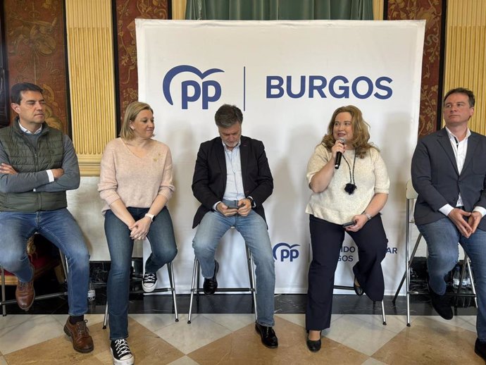 El secretario del Partido Popular en Castilla y León, Francisco Vázquez, y la vicesecretaria general del partido en la Comunidad, Isabel Blanco, en las jornadas de los alcaldes de Burgos este sábado