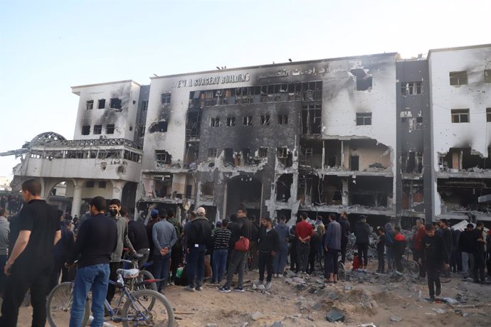 Archivo - GAZA, April 1, 2024  -- People gather at the Al-Shifa Hospital in Gaza on April 1, 2024. Israel's army announced on Monday it withdrew its forces from Al-Shifa Hospital in Gaza, concluding a two-week-long raid on the enclave's largest medical ce