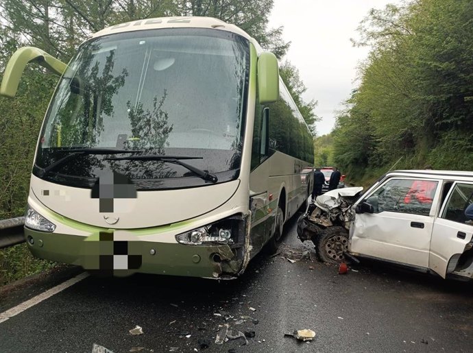 Imagen del accidente entre un autobús y un turismo.