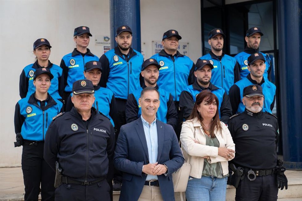 El alcalde de Benalmádena, Juan Antonio Lara, y la concejala de Playas, Presi Aguilera, acompañaron a los once informadores municipales que se incorporan al servicio en las playas de la localidad.