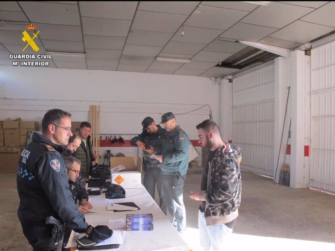 La Guardia Civil de Huesca ha realizado la inspección de armas y pólvora del desfile del Primer Viernes de Mayo.