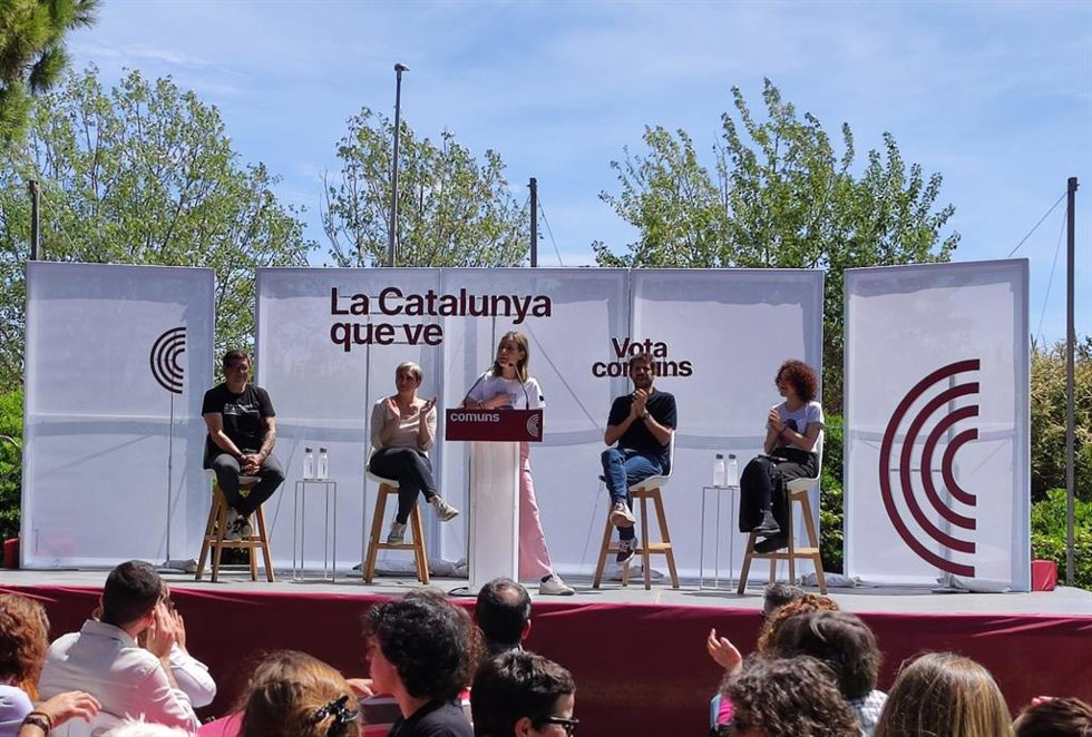 La candidata de los Comuns, Jéssica Albiach, junto con el ministro de Cultura, Ernest Urtasun; la excalcaldesa de Barcelona y líder de BComú, Ada Colau; la portavoz de los Comuns en el Congreso, Aina Vidal, y el 2 por Barcelona Lluís Mijoler