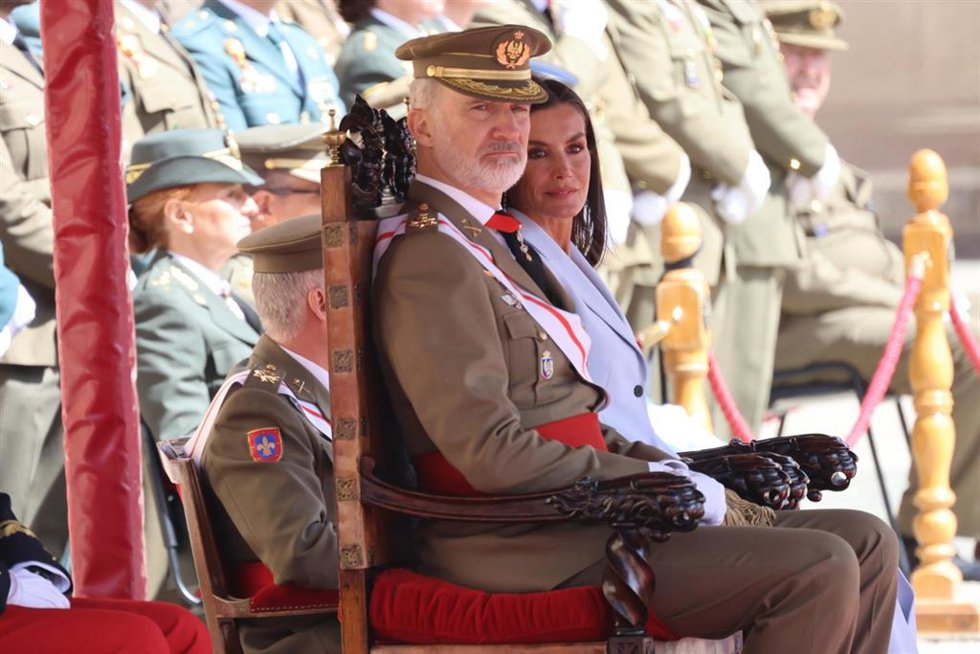 El Rey Felipe VI y la Reina Letizia en el 40 aniversario de la jura de Bandera del Rey Felipe VI en el Ejército de Tierra en la Academia General Militar de Zaragoza a 04 de Mayo de 2024 en Zaragoza (España).
