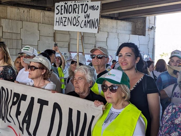 La portavoz de Con Málaga, Toni Morillas, junto con vecinos de Junta de los Caminos para reclamar una conexion con Puerto de la Torre