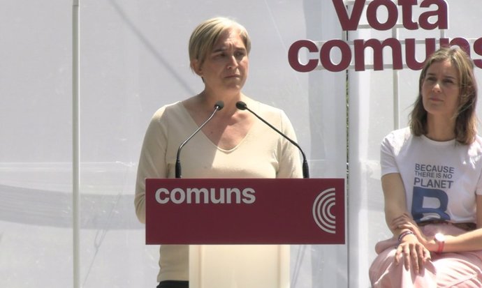 L'excalcaldessa de Barcelona i líder de BComú, Ada Colau, juntament amb la candidata dels Comuns, Jéssica Albiach