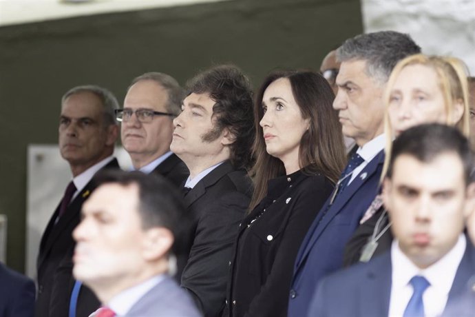 Archivo - El presidente de Argentina, Javier Milei, y varios de sus ministros