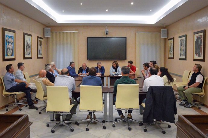 Reunión del Ayuntamiento de Almonte con hermandades que alojan sus bueyes en corraletas de El Rocío.