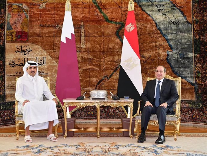 Archivo - CAIRO, Nov. 10, 2023  -- Egyptian President Abdel-Fattah al-Sisi (R) meets with Qatari Emir Sheikh Tamim bin Hamad Al Thani in Cairo, Egypt, on Nov. 10, 2023. Egyptian President Abdel-Fattah al-Sisi and the visiting Qatari Emir Sheikh Tamim bin 