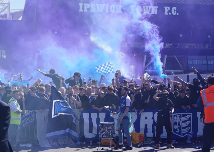 04 May 2024, United Kingdom, Ipswich: Ipswich supporters cheer before the start of the English Championship soccer match between  Ipswich Town and Huddersfield Town at Portman Road. Photo: Zac Goodwin/PA Wire/dpa