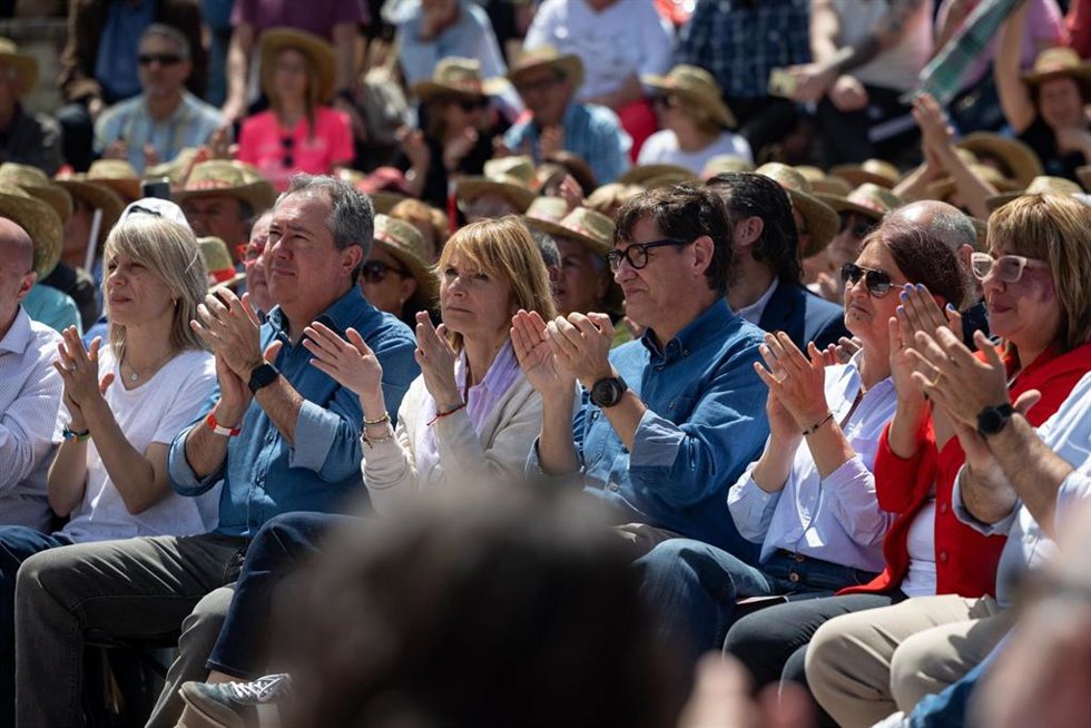 El secretario general del PSOE-A, Juan Espadas (i), asiste a un mitin del líder del PSC, Salvador Illa, en Montmeló (Barcelona).