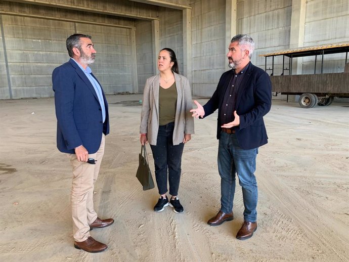 Reunión del viceportavoz del PSOE en la Diputación de Cádiz, Javier Pizarro (PSOE), con el alcalde y la primera teniente de alcalde de Benalup-Casas Viejas (Cádiz), Antonio Cepero y Raquel Gardón, respectivamente.