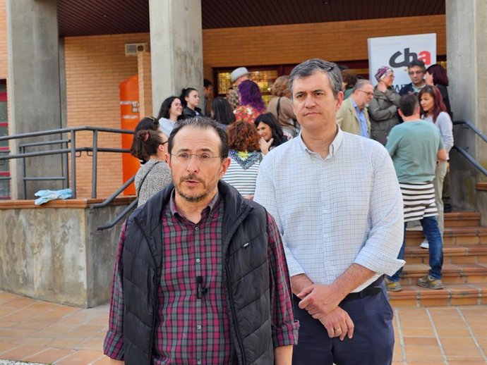 El candidato de CHA a las elecciones europeas con la lista de Sumar, Miguel Martínez Tomey, en primer término, y el presidente de Chunta, Joaquín Palacín.