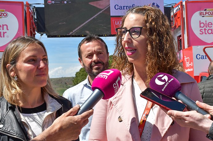 La consejera de Igualdad, Sara Simón, ha visitado la línea de meta de la etapa 7 en Sigüenza.