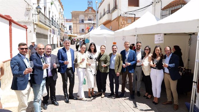 Carmen Crespo (PP) visita la Feria del Vino y Muestras de La Alpujarra, en Laujar de Andarax (Almería).