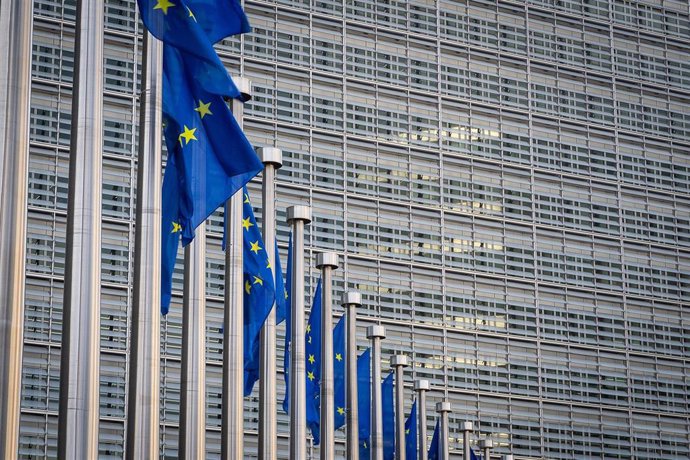 Archivo - Banderas de la UE ante la sede de la Comisión Europea en Bruselas