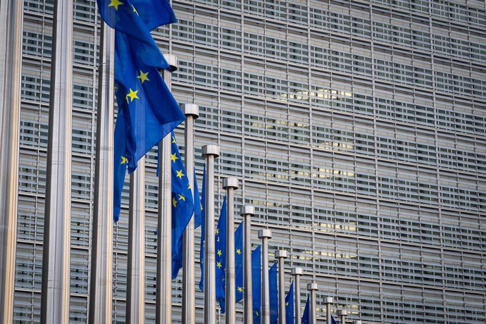 Archivo - Illustration shows European flags at the Berlaymont which houses the headquarters of the European Commission, the executive branch of the European Union (EU), Tuesday 18 April 2023. The structure is located on the Robert Schuman Roundabout at 20