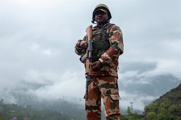 Un militar indio en Cachemira