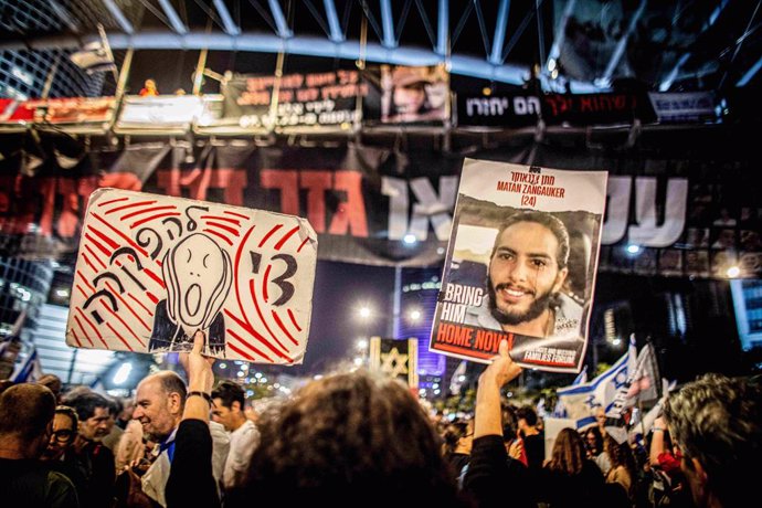 Archivo - March 30, 2024, Tel Aviv, Israel: Protestors hold up placards showing the photo of Matan Zangauker who is held hostage by Hamas in Gaza,  during a protest  in Tel Aviv Saturday, March 30 2024. On Saturday, tens of thousands took to the across Is