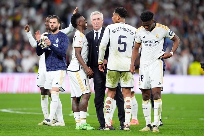 Carlo Ancelotti, head coach of Real Madrid, celebrates the 3-2 victory with Jude Bellingham and Vinicius Junior during the Spanish League, LaLiga EA Sports, football match played between Real Madrid and FC Barcelona at Santiago Bernabeu stadium on April 2