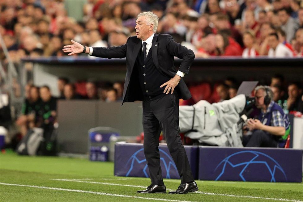 Carlo Ancelotti da instrucciones durante un partido del Real Madrid
