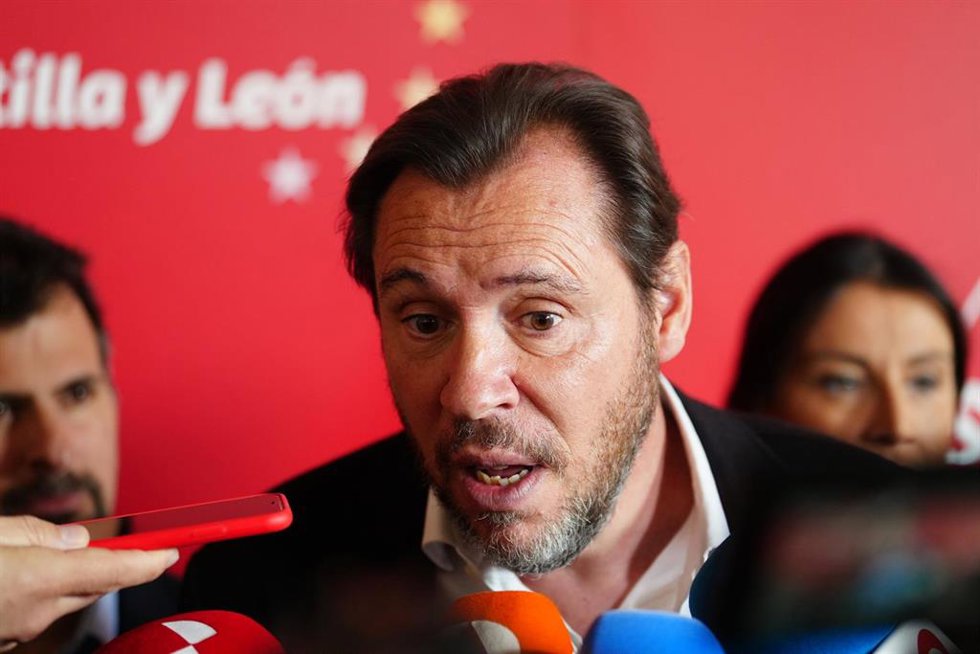 El ministro de Transportes y Movilidad Sostenible, Óscar Puente, realiza unas declaraciones a la prensa durante la inauguración de la III Escuela de Gobierno del PSOE de Castilla y León en el Colegio Arzobispo Fonseca, a 3 de mayo de 2024, en Salamanca,