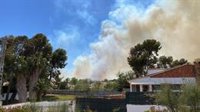 Estabilizado el incendio forestal que ha confinado la urbanización Masia de Traver, en Riba-roja de Túria (Valencia)