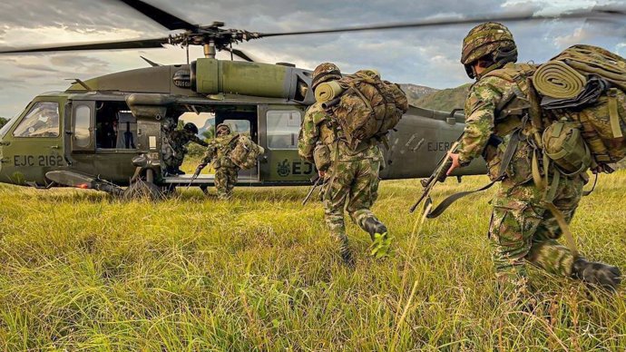 Militares junto a un helicóptero en Colombia