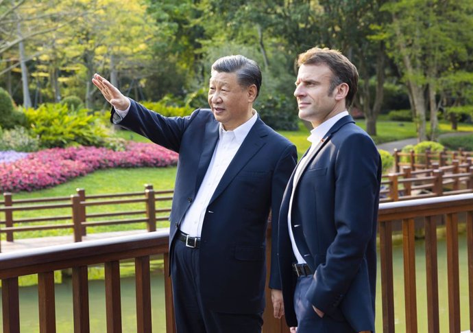 Archivo - GUANGZHOU, April 7, 2023  -- Chinese President Xi Jinping and French President Emmanuel Macron stroll through the Pine Garden, chatting and stopping at times to enjoy the unique scenery of the southern Chinese garden, in Guangzhou, south China's