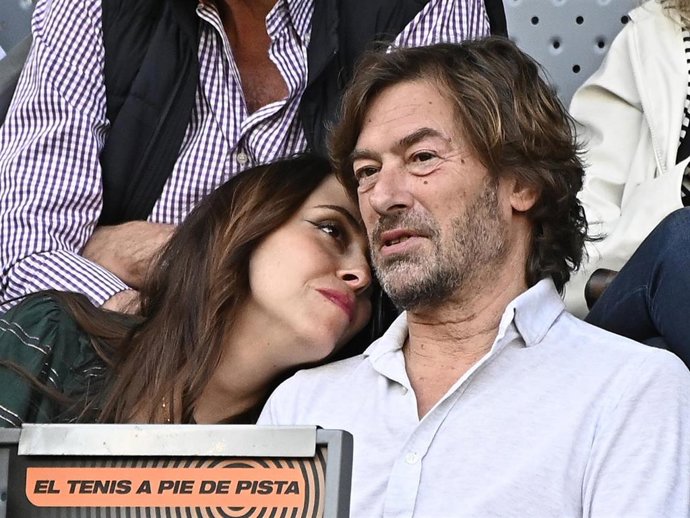 El juez Santiago Pedraz y su mujer, Elena Hormigos, en la final femenina del Mutua Madrid Open 2024.