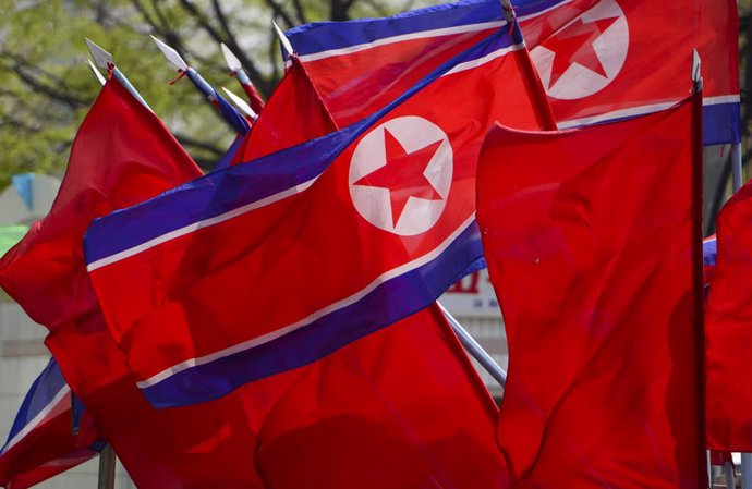 Archivo - April 13, 2014, Pyongyang, Pyongyang, Democratic Peoples Republic of Korea: North Korean flags fly in the wind in downtown Pyongyang on April 13, 2014.