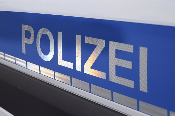 Archivo - FILED - 22 November 2021, Bayern, Bad Neustadt An Der Saale: The police lettering is seen on an emergency vehicle. Photo: Daniel Vogl/dpa