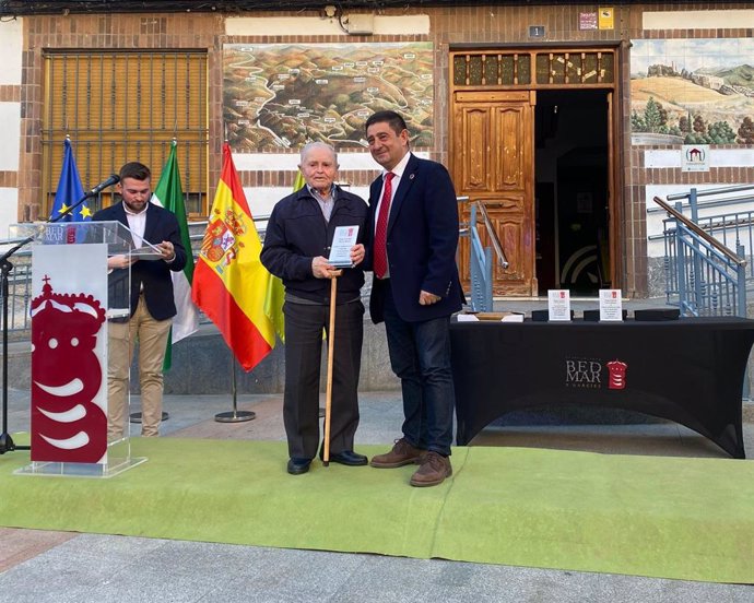El presidente de la Diputación de Jaén, Paco Reyes, participa en la entrega de los II Premios Villa de Bedmar.