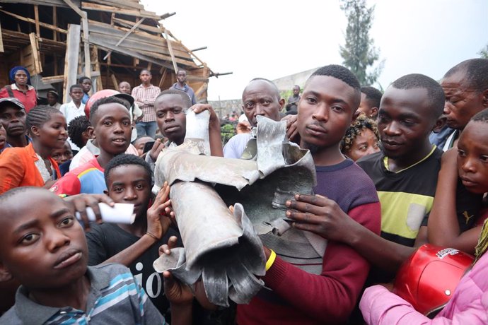 Archivo - MUGUNGA (DR CONGO), Feb. 2, 2024  -- People show fragments of explosive devices hitting a school in Mugunga, North Kivu province, eastern Democratic Republic of the Congo, on Feb. 2, 2024. Several injuries were reported Friday after two explosiv