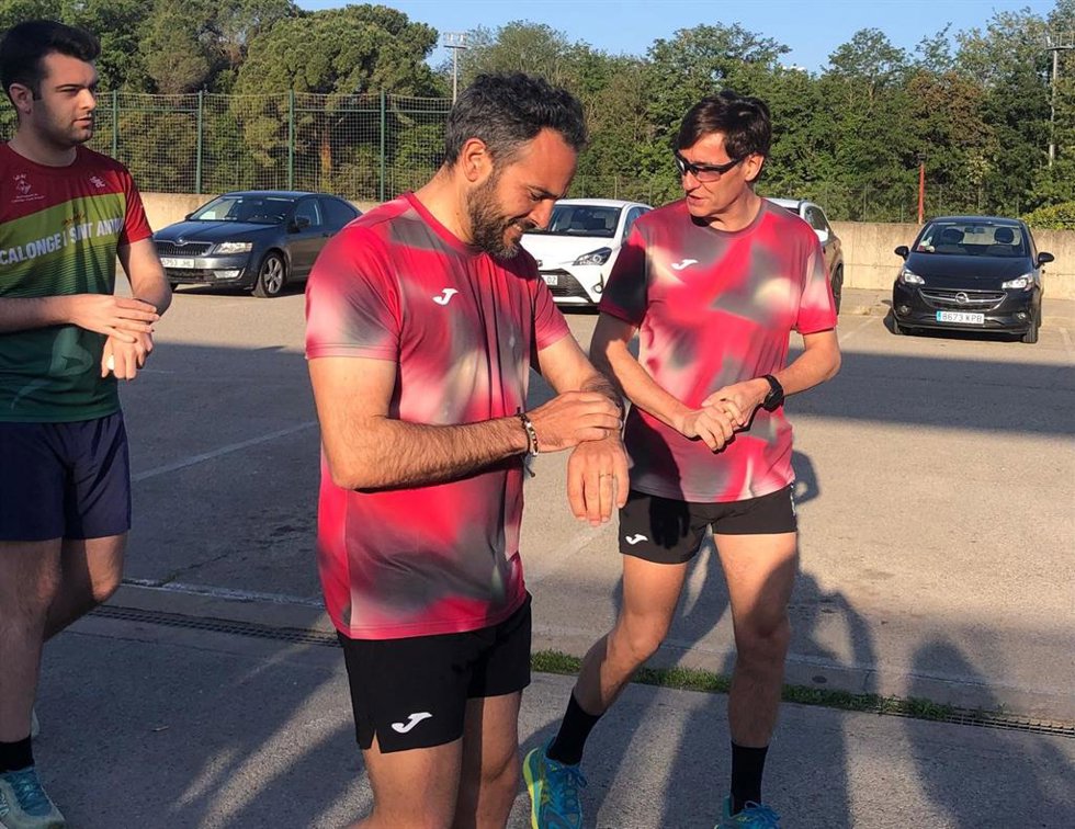 El candidato del PSC al 12M, Salvador Illa, sale a correr con periodistas por Girona