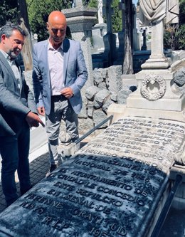 El portavoz del PSOE en el Ayuntamiento de Córdoba, Antonio Hurtado, visita la lápida dedicada al general Ciriaco Cascajo.