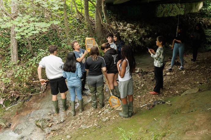 Archivo - Alumnado participante en uno de los talleres Agentes agua impartido por el profesor Bosco Imbert.