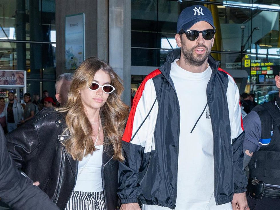 Clara Chía y Gerard Piqué a su llegada al aeropuerto, a 19 de abril de 2024, en Madrid (España).