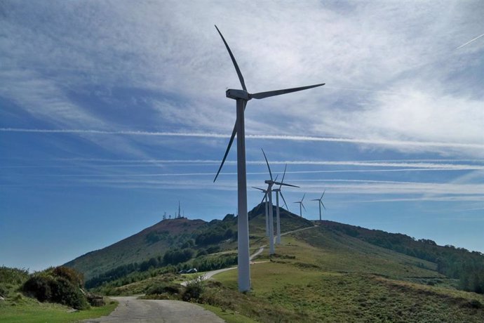 Archivo - Molinos de viento en el monte Oiz (Bizkaia). El suministro de energía eléctrica, gas, vapor y aire atrajo 277,6 millones de euros de inversión extranjera en Euskadi en 2023