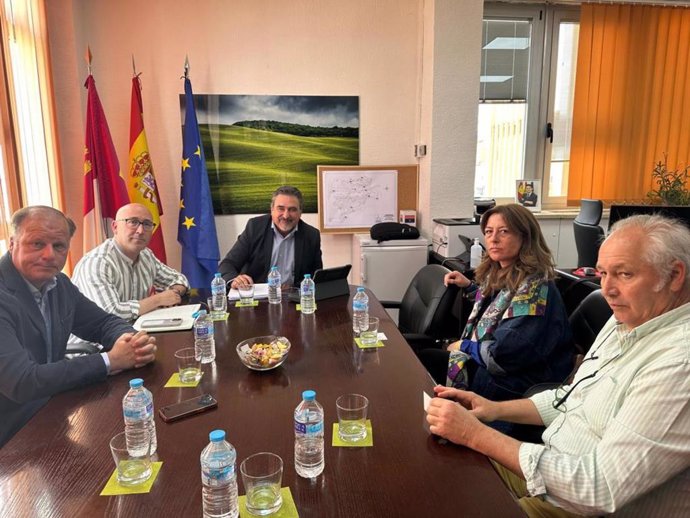 El director general de Ordenación Agropecuaria, Joaquín Cuadrado, ha mantenido un encuentro con la Asociación de Ganaderos de Toros Bravos de Albacete.