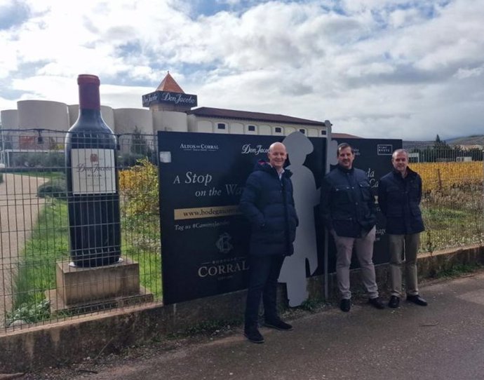 De izquierda a derecha: Francisco Javier Martínez, director gerente de Bodegas Luzón; Augusto Fuertes, director corporativo de Estrategia e Inversiones de Grupo Fuertes; y Martín Izquierdo, director de Desarrollo Corporativo de Grupo Fuertes