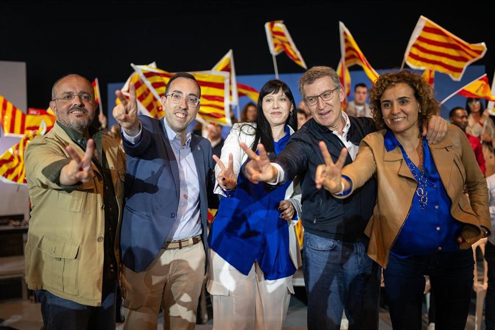 (I-D) El presidente del PP en Cataluña y candidato del partido a las elecciones catalanas, Alejandro Fernández, el líder del PP en el Ayuntamiento de Lleida, Xavier Palau, la candidata del PP por Lleida, Montse Berenguer, el presidente del Partido Popul