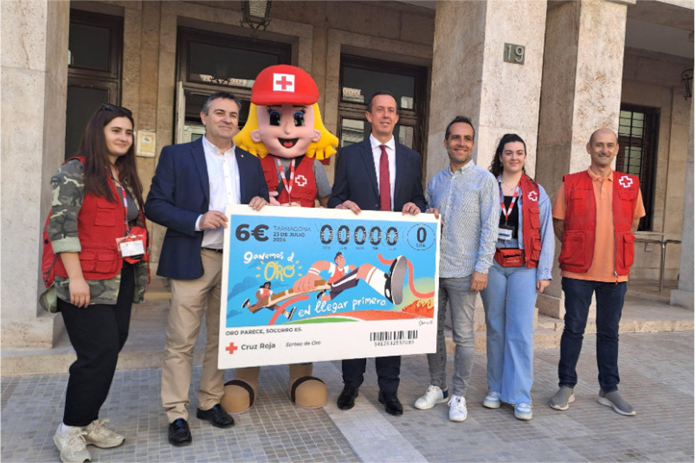 El subdelegado del Gobierno en Almería, José María Martín, junto al presidente de la Cruz Roja en Almería, Antonio Alastrué, y el coordinador de la entidad, Fran Vicente, animan a participar en el sorteo 'Ganemos el Oro'.