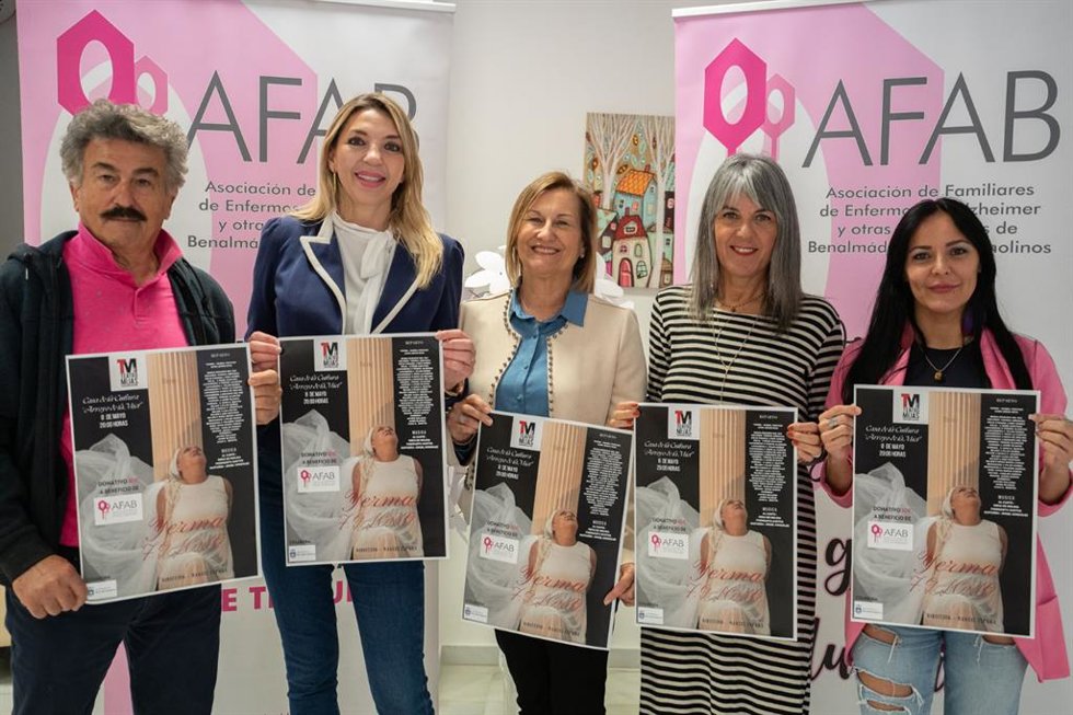La edil de Participación Ciudadana y Mayores, María Luisa Robles, acompañada por su homóloga en Salud y Bienestar Social, Áurea Peralta, y por la presidenta de la Asociación de Familiares de Enfermos de Alzheimer de Benalmádena, Mari Cruz Azuaga.
