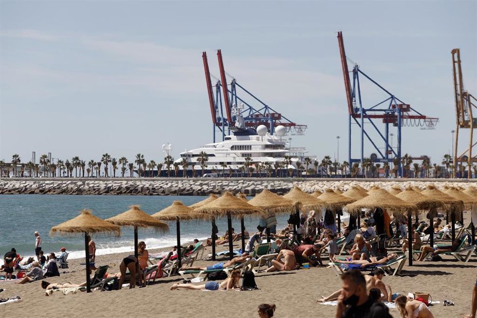 Archivo - Malagueños y visitantes disfrutan de las playas de la capital durante el primer fin de semana de apertura de la movilidad entre provincias y coincidiendo con la primera semana del mes de mayo, en la imagen la playa de la Malagueta, a 02 de ma